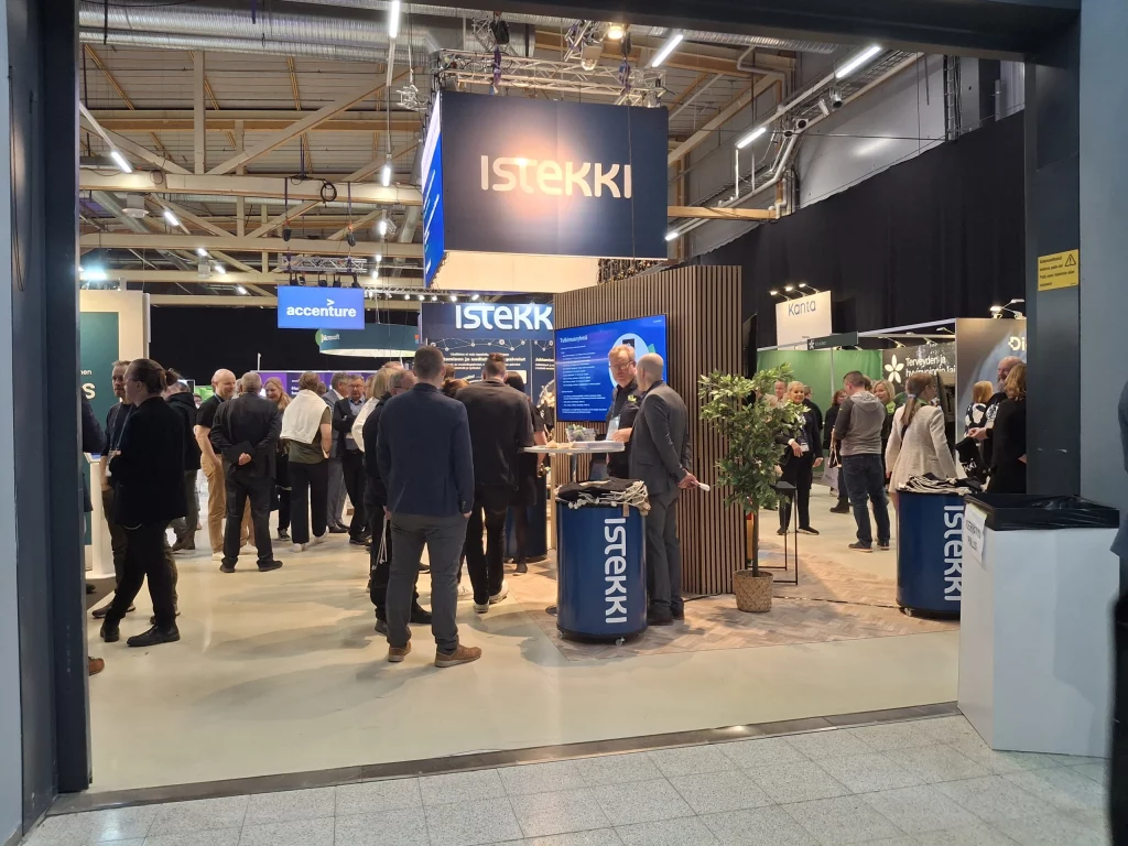 Kuvituskuva Sote ATK-päivien Istekin osastolta. Kuvassa paljon messuvieraita kävelemässä osastolla.
