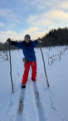 Esa Jalosen kuva, jossa hän on keskitalvella hiihtämässä umpihangessa.