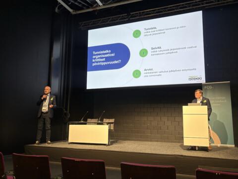 Reijo Kontkanen ja Lasse Koskivuori lavalla Sosiaali- ja terveydenhuollon ATK-päivillä puhumassa suomalaisen pilven merkityksestä.