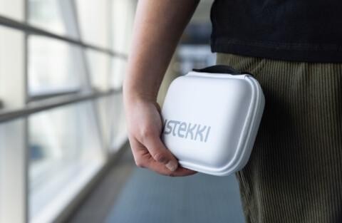 Istekilläinen kantaa valkoista Istekki-suojakoteloa kädessään käytävällä.