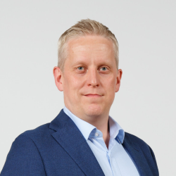 Istekin varatoimitusjohtaja Marko Pursiaisen potretti vaaleaa taustaa vasten.