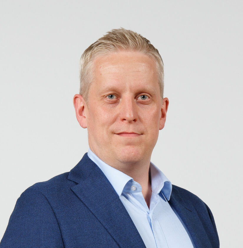 Istekin varatoimitusjohtaja Marko Pursiaisen potretti vaaleaa taustaa vasten.