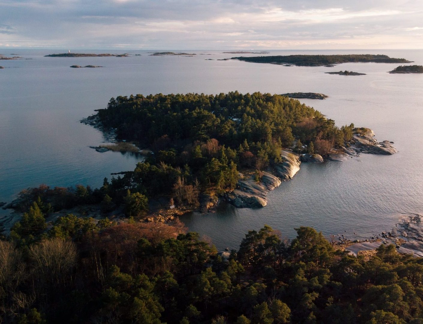 Ilmakuva rannikolta, jossa näky taustalla saaristoa.